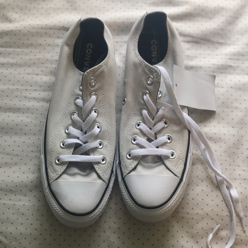 BRAND NEW Light grey low top converse sneakers